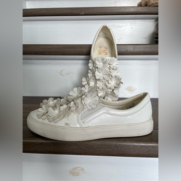 White Floral Applique Slip-on Sneakers - Size 8 - Picture 6 of 7